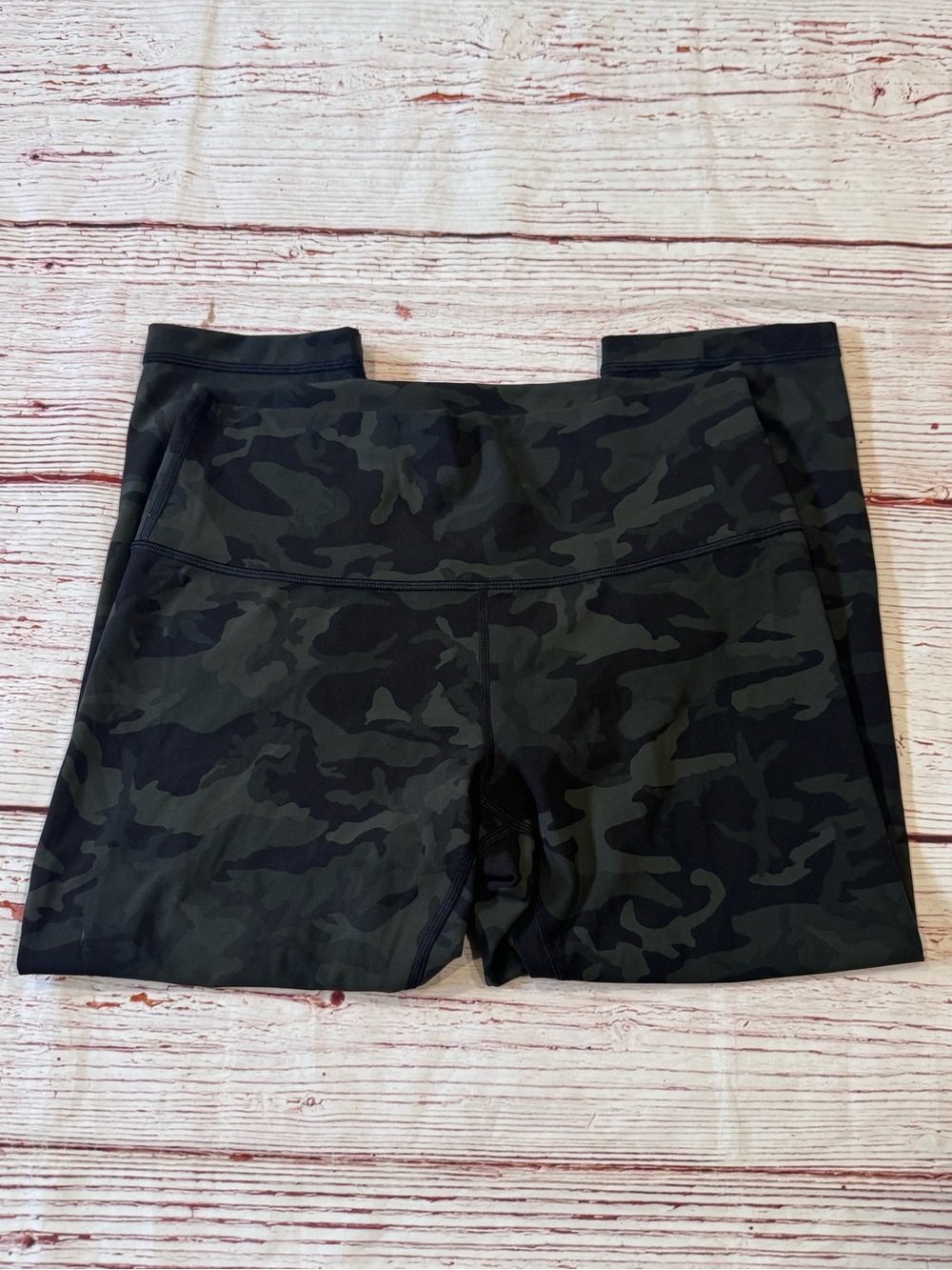 Lululemon Wunder Under Crop Full-On Luxtreme 21" in Incognito Camo Multi Sz 10 - Picture 2 of 6